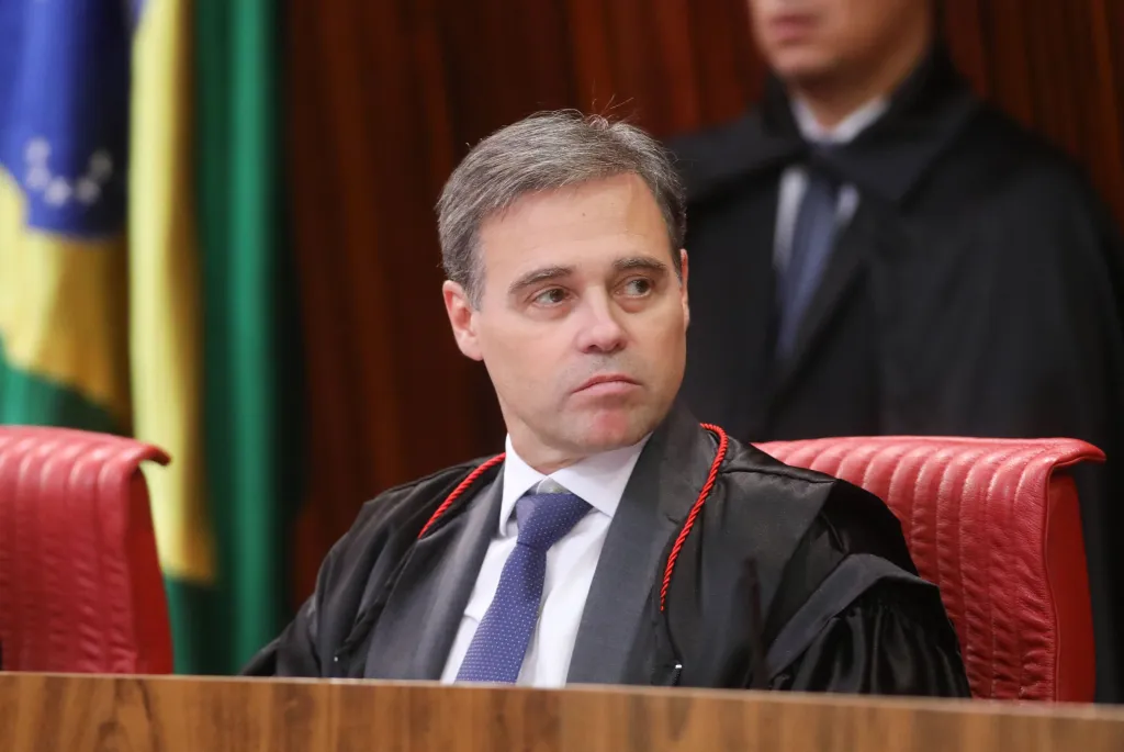 Com decisão de Mendonça, STF enfrenta uma “guerra civil”, diz especialista